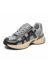 Zapatilla urbana York con diseño chunky, combinada en tonos beige, tostado y detalles en negro y gris. Confeccionada con paneles de malla transpirable y superposiciones sintéticas, cuenta con suela gruesa amortiguada y cordones tono sobre tono.