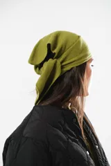 Bufanda bandana verde oliva de lana, accesorio liviano y versátil que se puede usar al cuello o en la cabeza.