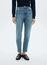 Jeans mom-fit de tiro alto, color azul claro con efecto deslavado, diseño de cinco bolsillos, presillas para cinturón y cierre frontal con cremallera y botón.