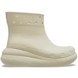 Bota impermeable Crocs modelo Classic Crush, color beige, con plataforma de 5 cm, perforaciones para Jibbitz en el cuello y diseño ligero de material Croslite.