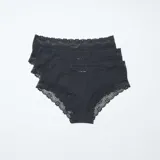 Pack de tres shorties negros de canalé fino con detalles de encaje en la cintura y en las perneras.