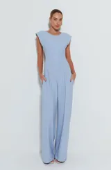 Mono largo de viscosa color celeste, con corte entallado, escote redondo, hombreras y abertura en la espalda.