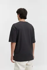 Remera blanca de manga corta con corte oversize y estampado con dibujos técnicos en el frente.