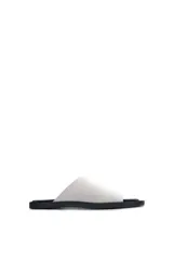 Sandalias de cuero color blanco con suela plana color negro.