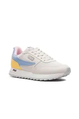 Championes deportivos Fila modelo Retro Flag para mujer, en color blanco con detalles en celeste, amarillo y rosado. Confeccionados en malla y material sintético, con logo de la marca en el lateral y talón.