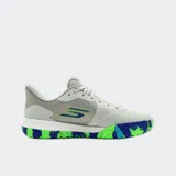 Championes deportivos Skechers Viper Court Pro 2.0, color gris con detalles en verde neón y azul. Presentan una parte superior de malla técnica, entresuela con amortiguación reactiva y suela con patrón de tracción multicolor.