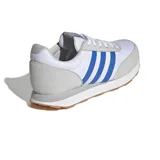 Zapatillas Adidas Run 60S 3.0, de estilo deportivo con diseño inspirado en el calzado de running. Parte superior textil blanca con detalles en gris y azul. Suela de goma color caramelo.