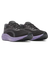 Championes Under Armour W Ascend, color negro con suela y detalles en lila. Confeccionados con malla ligera y transpirable, entresuela Charged+ Cushioning® para amortiguación y suela exterior de goma resistente.