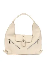 Cartera negra con correa de hombro, cierre superior y dos cierres diagonales decorativos en el frente.