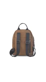 Mochila de símil cuero color negro, con asa de mano superior y correas regulables para llevar al hombro. Presenta cierre principal curvo en la parte superior y un bolsillo oculto en la espalda. Incluye llaveros colgantes decorativos en el tirador del cierre principal.