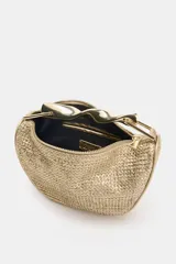 Mini bolso de mano con cuerpo trenzado en tono dorado y asa superior metálica con forma retorcida. Incluye forro interior, bolsillo interno y cierre de cremallera.