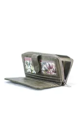 Billetera larga de cuerina color celeste con efecto desgastado, solapa con broche a presión y placa metálica con la marca grabada. Cuenta con compartimento posterior con cierre metálico.