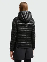 Chaqueta puffer negra con capucha, cierre frontal con cremallera, bolsillos laterales con cremallera y logo de la marca en el pecho.