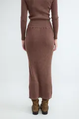 Falda midi de punto acanalado en color marrón, con diseño ajustado y cintura elástica.