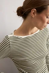 Remera de manga larga con diseño de rayas horizontales en color verde y crudo, con escote bote y ajuste clásico al cuerpo.