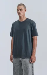 Remera de manga corta y cuello redondo en color gris carbón, confeccionada en algodón premium. Presenta un calce regular con un detalle de recorte en la espalda y un diseño minimalista ideal para uso diario.