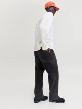Jean baggy de tiro alto con corte holgado y diseño clásico de cinco bolsillos. Presenta un lavado oscuro tipo rinse, confeccionado en denim de algodón resistente.