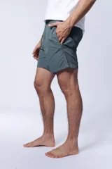 Short de baño verde con estampado ripstop.