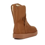 Bota Moleca de caña media, color camel, confeccionada en material sintético con textura similar a la gamuza, suela plana de goma tono sobre tono y detalle de costuras frontales.