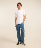 Remera básica de hombre con cuello redondo y mangas cortas, confeccionada en algodón. Presenta un corte regular que se ajusta de forma anatómica al cuerpo.