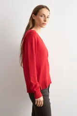 Sweater de punto color rojo, con escote en V y mangas largas, de calce clásico.