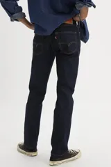 Pantalón de jean corte slim fit, color azul oscuro, con cierre de botón y cremallera, y bolsillos laterales y traseros.