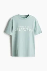 Remera de algodón color verde menta, con cuello redondo y estampa frontal con la frase 'Take me to the Maldives' en color blanco.