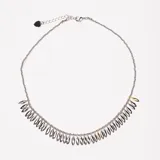 Collar plateado con cadena fina y dije colgante con forma de hojas.