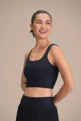 Conjunto deportivo compuesto por una pollera short y un top, ambos en color verde menta. La pollera tipo short cuenta con laterales redondeados, bolsillo en la cintura y short interno con bolsillo lateral. El top presenta diseño clásico con escote redondo y tirantes finos.