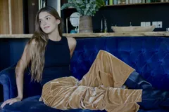 Pantalón cargo de terciopelo verde oscuro, de corte holgado, cintura elástica y bolsillos con solapa en la parte trasera. Cuenta con detalle de bordado rojo en la parte superior.