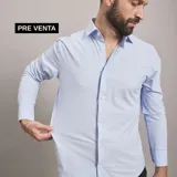 Camisa de vestir negra de manga larga, confeccionada en tejido técnico elástico y libre de arrugas, con cuello clásico y cierre frontal de botones.