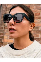 Lentes de sol Tiwi modelo Kerr con diseño de montura combinada, parte superior en negro mate y parte inferior con estampado carey. Lentes oscuras con protección UV.
