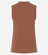 Blusa estilo chaleco, confeccionada en ribana negra, con abotonado delantero, sin mangas y con textura acanalada.