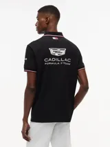 Chomba negra de algodón elástico con cuello polo, cartera de dos botones y mangas cortas. Presenta detalles de ribetes con diseño Global Stripe en el cuello y los puños, además de los logotipos de Tommy Hilfiger, TH x Cadillac Formula 1 Team, Pirelli y el número 11 en las mangas y el pecho.