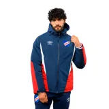 Campera deportiva Umbro del Club Nacional de Football, con capucha, cierre frontal y diseño tricolor en azul, blanco y rojo. Presenta el logo de la marca y el escudo del club en el pecho.