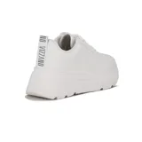 Championes Vizzano de estilo casual, color blanco, con suela chunky y plataforma, cordones tono sobre tono y detalle de placa metálica en los pasadores.