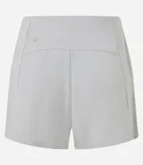 Bermuda deportiva color gris claro, confeccionada en microfibra acanalada, de corte holgado y largo a medio muslo.