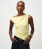 Blusa sin mangas de microfibra color amarillo claro, con diseño de hombro único, detalle de fruncidos y bajo asimétrico.