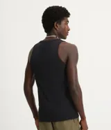 Musculosa regular masculina confeccionada en rib de algodón acanalado, de diseño básico, sin estampa, con breteles medianos y corte alargado.