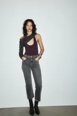 Body de cuello halter confeccionado en tejido rib, con diseño de espalda descubierta y cierre inferior.