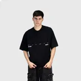 Remera negra de corte oversize con estampa gráfica en la espalda en color crema que incluye el texto 'WE ARE VENEFO' y una frase secundaria. Confeccionada en algodón de alta calidad.