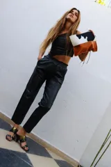 Top color crema de cuero sintético, con un solo tirante ancho y corte asimétrico.