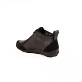 Zapato bajo de cuero color beige con refuerzos en gamuza en la puntera y el talón. Cuenta con doble cierre lateral diagonal, presilla trasera y suela de goma con relieve.