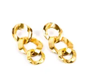 Par de aros colgantes dorados con eslabones grandes.