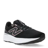 Championes de running New Balance modelo Fresh Foam 520 para mujer. Presentan un diseño en color negro con detalles en tono rosado metalizado en el logo lateral y la lengüeta. Cuentan con una entresuela blanca con tecnología Fresh Foam para mayor amortiguación y suela de goma negra.