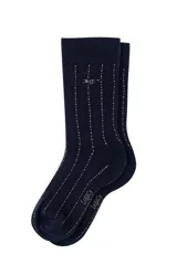 Medias de hombre color azul marino con diseño de rayas verticales discontinuas en tonos claros y rojizos, y logo de la marca bordado.