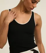Musculosa ajustada de tejido rib negro, con escote en U y ribetes contrastantes blancos en el escote y los breteles.