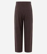 Pantalón de vestir de corte recto, color marrón oscuro con finas rayas verticales en tono más claro. Presenta un calce sastrero y bolsillos laterales.
