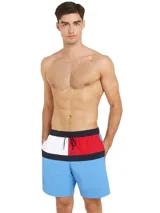 Short de baño Tommy Hilfiger con diseño de bloques de color con los colores de la bandera de Estados Unidos: azul, blanco y rojo.