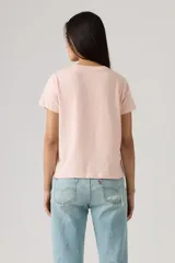 Remera de algodón color rosado, con cuello redondo y mangas cortas.